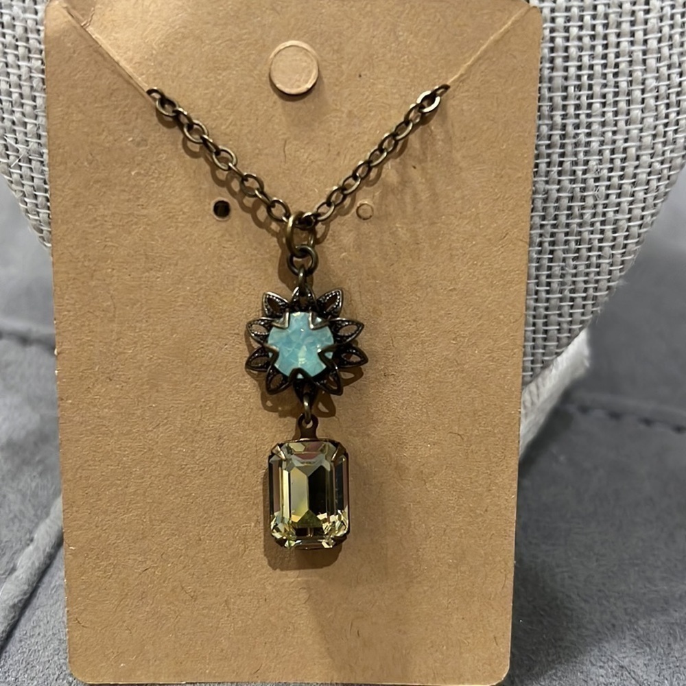 Large Crystal stones 16” necklace like new - Picture 3 of 4